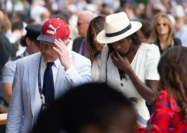 Inilah Layla Powell, model seksi yang disebut-sebut sebagai pacar baru dari mantan petenis Boris Becker. Keduanya dikabarkan sebagai sepasang kekasih setelah muncul bersama di Wimbledon 2019, Rabu (3/7/2019).  Foto: dok. Instagram, Getty Images.