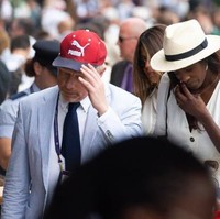 Inilah Layla Powell, model seksi yang disebut-sebut sebagai pacar baru dari mantan petenis Boris Becker. Keduanya dikabarkan sebagai sepasang kekasih setelah muncul bersama di Wimbledon 2019, Rabu (3/7/2019).  Foto: dok. Instagram, Getty Images.