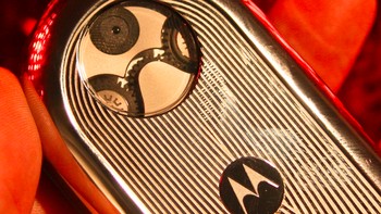 Ponsel ini dibekali kamera 2 megapixel. Foto: Pocket Lint