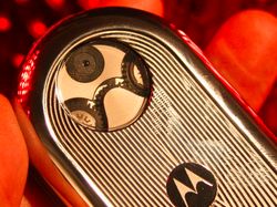 Nostalgia HP Super Mahal yang Menawan: Motorola Aura