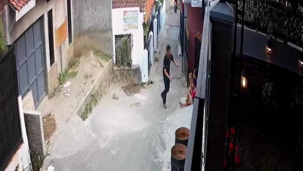 Terekam CCTV, Pria Berkaus Hitam Jambret Ponsel Bocah di Bandung