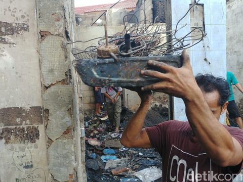 Warga mengais barang berguna dari puing-puing sisa kebakaran
