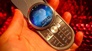 Layarnya unik karena bentuknya yang melingkar. Foto: Pocket Lint