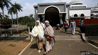 Sejumlah jamaah haji mulai mendatangi Asrama Haji Embarkasi Jakarta, di Pondok Gede, Jakarta, Sabtu (6//7/2019).