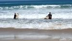 Foto: Serunya Lomba Surfing di Pantai Pulau Merah Banyuwangi