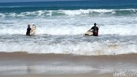 Tak jarang, banyak peserta yang berhasil menaklukkan ombak tinggi pantai yang dikenal indah saat sunset ini (Ardian Fanani/detikcom)