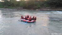 Arung jeram atau olah raga arus deras (Orad) menjadi salah satu yang paling diminati saat berwisata alam di sungai. Traveler bisa mencoba di di sungai Bili-bili tepat di Desa Manuju Kecamatan Mocongloe, Kabupaten Gowa, Sulawesi Selatan (Ibnu Munsir/detikcom)