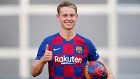 Bersinar bersama Ajax Amsterdam, Frenkie De Jong diangkut Barcelona. Dengan biaya 75 juta Euro (Rp 1,2 triliun), De Jong digadang-gadang sebagai pemain sepakbola dengan masa depan cerah (Eric Alonso/Getty Images)