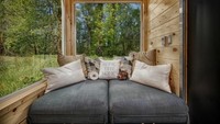 Di dalamnya juga dilengkapi dengan sofa. Sofa ini juga bisa dipanjangkan lagi menjadi kasur untuk dua orang. Istimewa/Dok. Inhabitat.