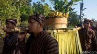 Plt Kepala Desa Gogik, Sri Errita Haryanti menjelaskan bahwa semua makanan itu dibawa sebagai bentuk syukur masyarakat. Nantinya semua makanan itu dibagi rata usai prosesi doa bersama dan agenda bersih-bersih di sekitar Curug Semirang.