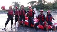 Mahasiswa Pencinta Alam Universitas Muslim Indonesia (MAPALA UMI) menurunkan 11 orang anggotanya untuk mengikuti latihan bersama.  Tim Arung Jeram Mapala UMI yang berjumlah 11 orang ini mempelajari teknik mendayung dan water rescue (Ibnu Munsir/detikcom)