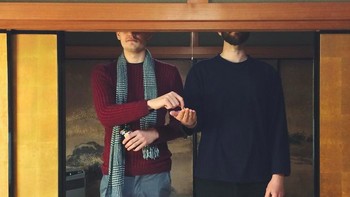 Dua sekawan yang sama-sama tinggi. Foto: Bored Panda