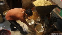 Kacang kedelai digiling sampai halus sebelum direbus sampai mendidih.