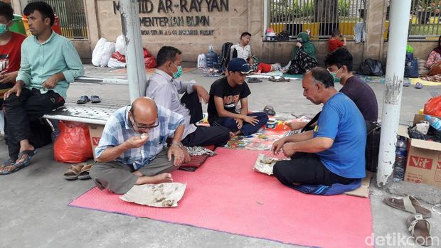 Pencari suaka saat makan siang