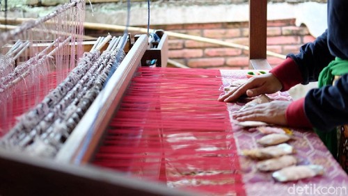 Corak unik yang terpatri di kain tenun songket tentu tak didapat dalam semalam, tapi bisa berminggu-minggu. Tak ayal, harganya pun mahal hingga puluhan juta.