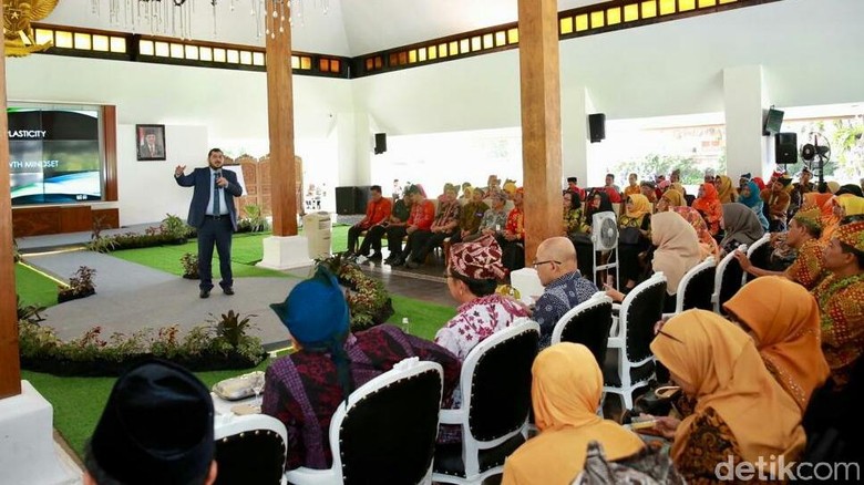 Pakar Internasional Berbagi Ilmu Pendidikan pada Kepala Sekolah Se-Banyuwangi Pakar Internasional Berbagi Ilmu Pendidikan pada Kepala Sekolah Se-Banyuwangi
