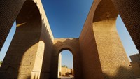 Letak geografis kota kuno ini membelah Sungai Efrat sekitar 100 kilometer arah selatan Baghdad. Kota ini disebut sebagai kota bertembokkan kuil dan menara bata berlumpur. Thaier Al-Sudani/Reuters.