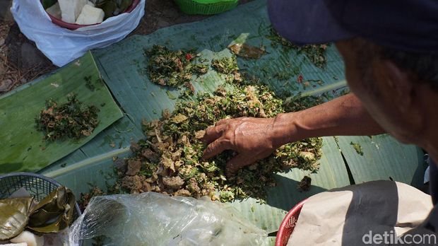 Pesta Gecok Kambing di Curug Semirang Ungaran.