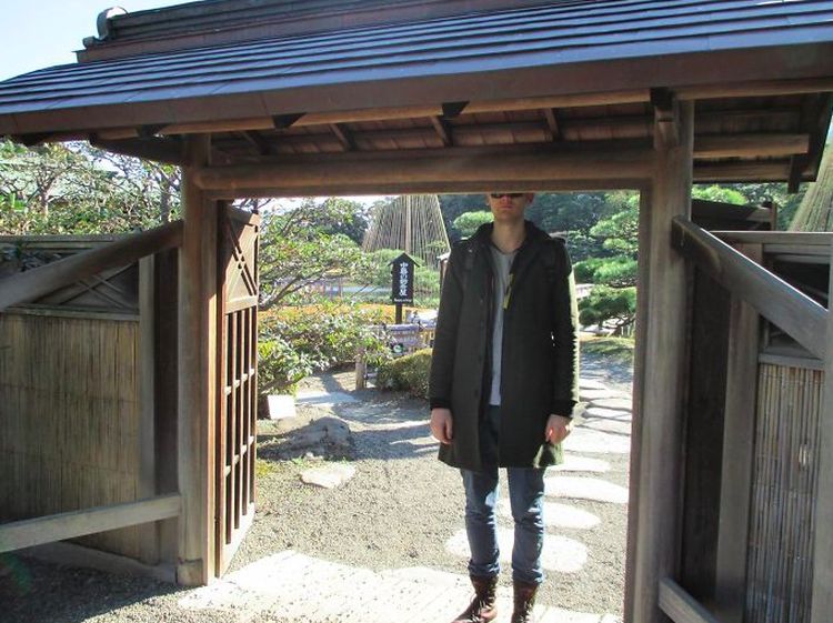 Potret Kocak Masalah Orang Berpostur Tinggi di Jepang