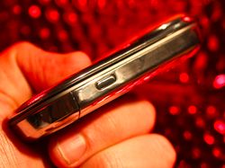 Nostalgia HP Super Mahal yang Menawan: Motorola Aura