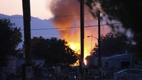 Di Los Angeles, petugas pemadam setempat mengerahkan sejumlah mobil pemadam dan helikopter pemantau. Ada juga laporan kabel listrik tumbang yang memicu terputusnya aliran listrik. Foto: Jessica Weston/The Daily Independent via AP
