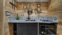 Fasilitas yang wajib ada dalam sebuah rumah, yakni perlengkapan dapur. Dapur rumah ini dilengkapi sistem sweepovac vacuum yang dapat menyedot debu-debu dalam rumah secara otomatis. Istimewa/Dok. Inhabitat.