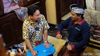 Deputi Gubernur Senior Bank Indonesia Mirza Adityaswara (kiri) bersama Ketua Kelompok Tenun Putrimas I Ketut Widiadnyana.