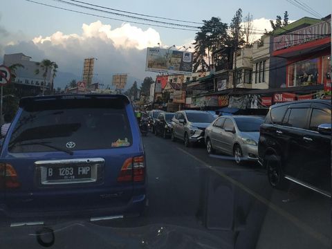 Di jalan arteri pun masih ditemui kemacetan
