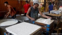 Sejumlah pekerja sedang membuat tahu di Pabrik Tahu Pak Tabah yang berada di kawasan Pondok Cabe, Tangerang Selatan, Sabtu (6/7/2019).