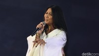 Anggun menggelar konser amal semalam. Lewat acara tersebut, ia berhasil mendonasikan kurang lebih Rp 3 miliar untuk pendidikan anak korban bencana. Foto: noel/detikhot