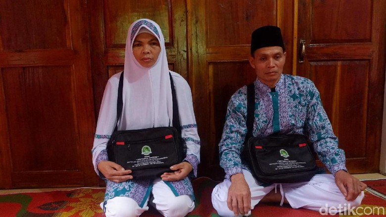 Kisah Haru Pasangan Buruh Gendong di Banjarnegara Akhirnya Naik Haji Kisah Haru Pasangan Buruh Gendong di Banjarnegara Akhirnya Naik Haji