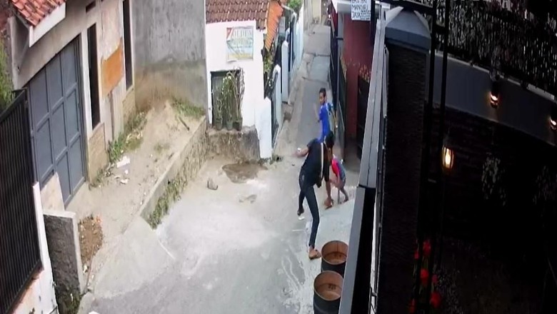 Terekam CCTV, Pria Berkaus Hitam Jambret Ponsel Bocah di Bandung Terekam CCTV, Pria Berkaus Hitam Jambret Ponsel Bocah di Bandung