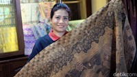 Kain songket Jembrana sendiri harganya bervariasi, mulai dari Rp 600 ribu hingga puluhan juta. Seperti kain songket yang tengah dipegang ini, pernah ditawar Rp 60 juta dalam suatu pameran namun tidak dilepas pemiliknya.