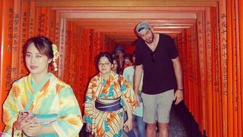Terpaksa harus menundukkan kepala. Foto: Bored Panda