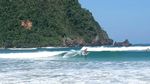 Foto: Serunya Lomba Surfing di Pantai Pulau Merah Banyuwangi