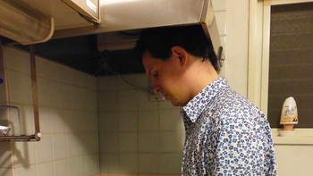 Tak cukup tinggi kala beraktivitas di dapur. Foto: Bored Panda