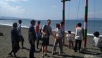 Foto Pria Wanita Membaur di Pantai Pulau Santen Banyuwangi