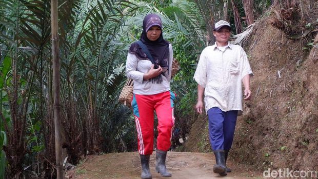 Sepasang buruh panggul, Suparmo dan istrinya Ginah.
