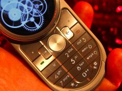 Nostalgia HP Super Mahal yang Menawan: Motorola Aura