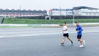 Tim T2 memulai hari dengan mengikuti sesi track walk pukul 07:00 waktu setempat dengan berjalan kaki mengitari trek. Istimewa/Dok.T2 Motorsports.