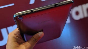 Tablet ini diberikan dukungan dual SIM card, koneksi 4G LTE, Bluetooth, WiFi dan USB OTG. Baterai berkapasitas 4.300 mAh turut disematkan di dalamnya. Foto: Adi Fida Rahman/detikINET