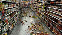 Secara terpisah, Departemen Pemadam Kebakaran San Bernardino County juga menyebut pihaknya menerima banyak laporan kerusakan akibat gempa. Rumah-rumah bergeser, pondasi retak, dinding penahan ambruk, sebut Departemen Pemadam Kebakaran San Bernardino County dalam pernyataan via Twitter. Foto: Chad Mayes via AP