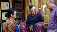 Motif asli Jembrana yang dipertahankan kelompok tenun Putrimas antara lain motif bulan bintang, bedeg bedegan, dan pala yuyu.