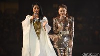 Anggun saat berduet dengan Rossa dalam konser semalam. Foto: noel/detikhot