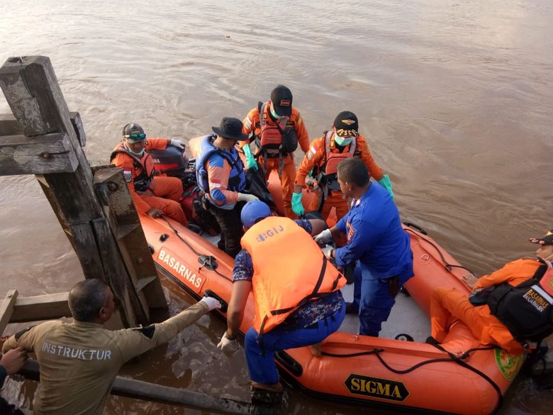 Ibu-Anak di Mobil yang Nyemplung di Sungai Kahayan Ditemukan Tewas Ibu-Anak di Mobil yang Nyemplung di Sungai Kahayan Ditemukan Tewas