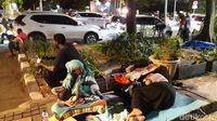 Malam Tiba, Pencari Suaka di Kebon Sirih Mendirikan Tenda di Trotoar