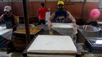 Penyaringan kedelai itu dilakukan selama beberapa kali.