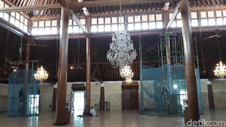 Duh! Tiang Masjid Agung Surakarta Retak dan Diserbu Rayap Duh! Tiang Masjid Agung Surakarta Retak dan Diserbu Rayap