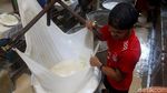 Melihat Proses Pembuatan Tahu di Tangerang Selatan
