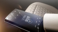 Untuk memudahkan pengguna, pengemudi dapat berinteraksi dengan sistem Shared Experience Technology yang terintegrasi di Touch Pad 8 inci yang diletakkan di depan sandaran tangan tengah dan Touch Pad 7 Inci pada roda kemudi. Istimewa/Dok. Byton.